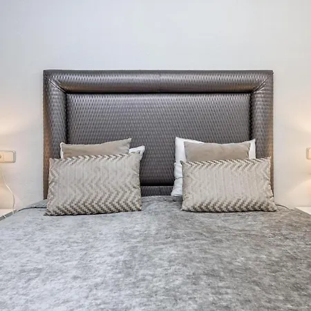 Urb La Dama De Noche 4br Apartment Marbella